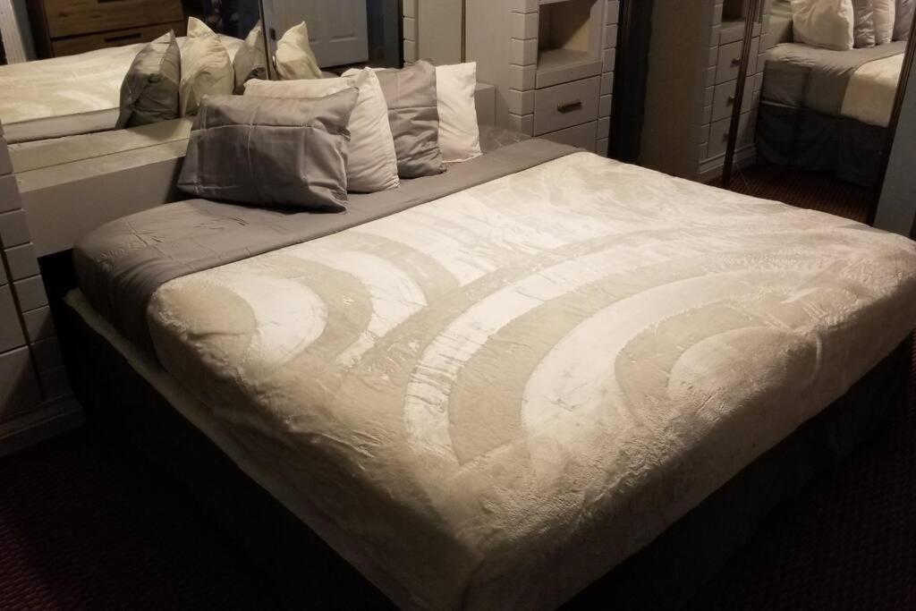 Hotel 5 Beds & 3 Baths Sleeps 11 Hotel Room Suite 102 Booking 斯蒂尔沃特 外观 照片